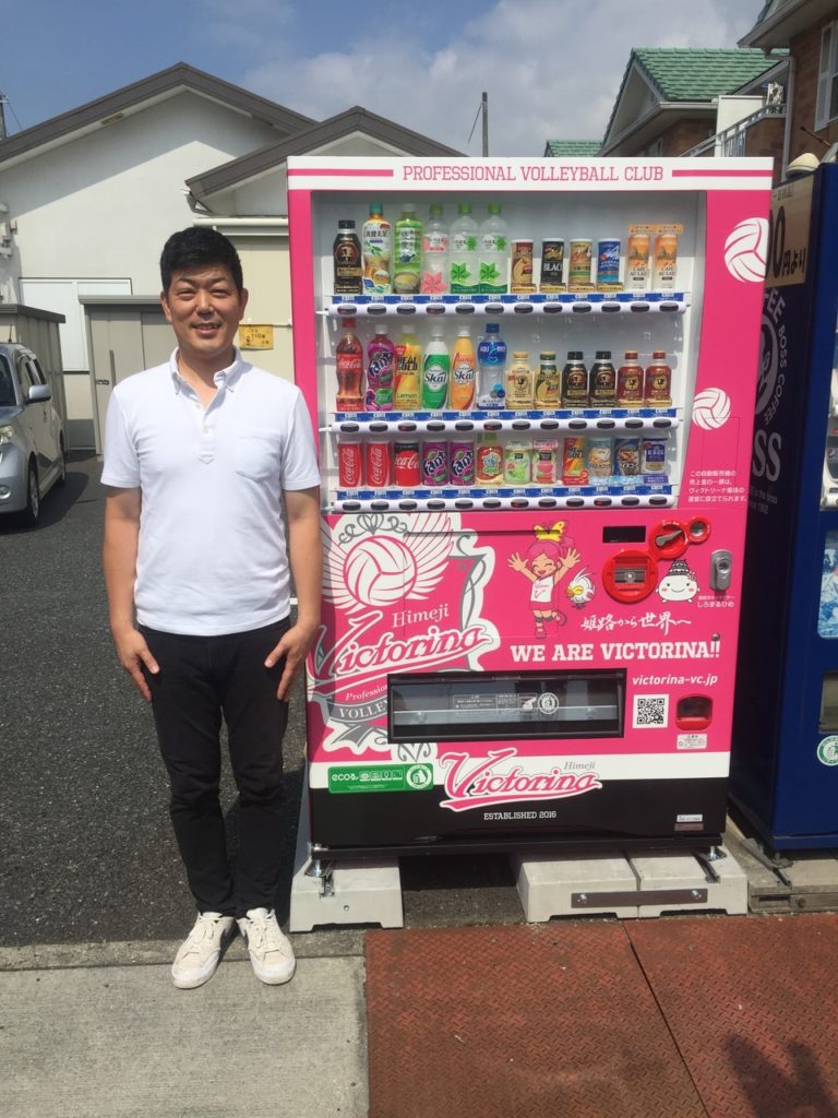 【NEWS】コカ・コーラウエスト(株)さんとヴィクトリーナ支援自販機がスタート!!