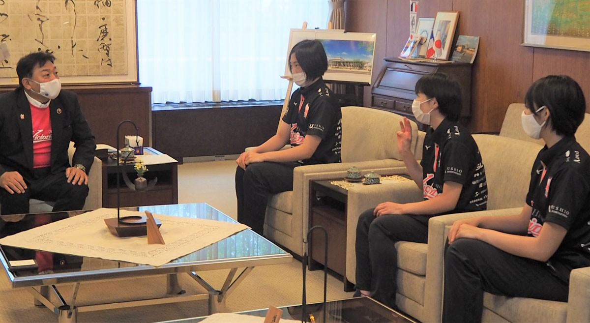 新体制発足を報告するため選手・監督が清元姫路市長を表敬訪問しました