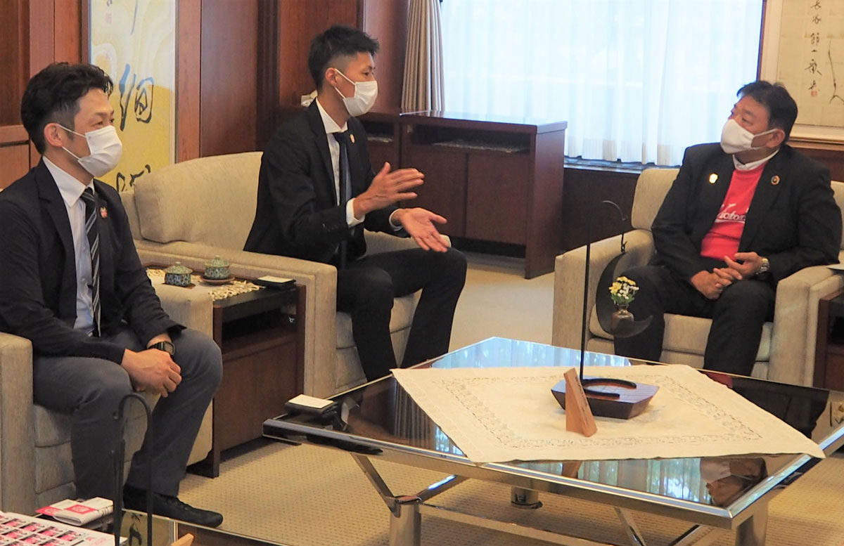 新体制発足を報告するため選手・監督が清元姫路市長を表敬訪問しました