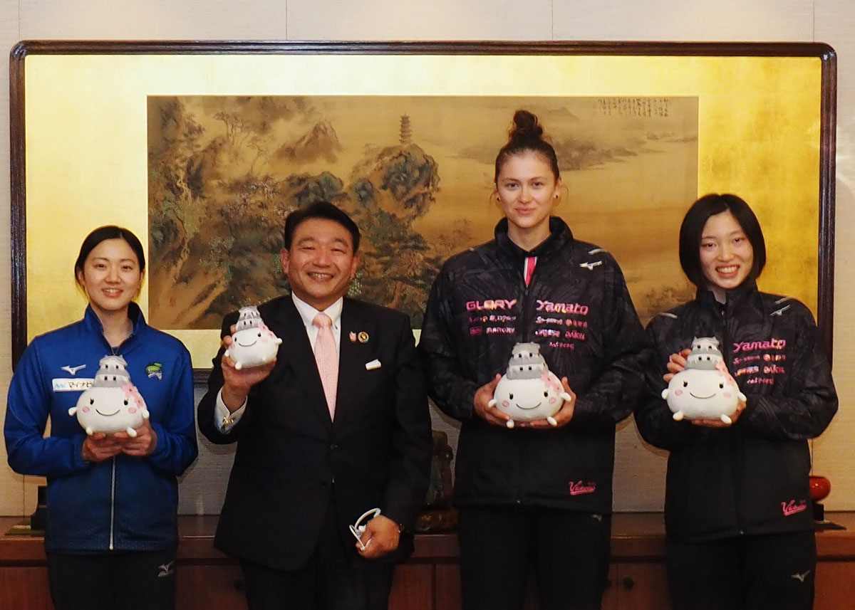Ｖ1リーグ女子のホームゲームを前に、出場チーム代表者が姫路市長を表敬訪問しました