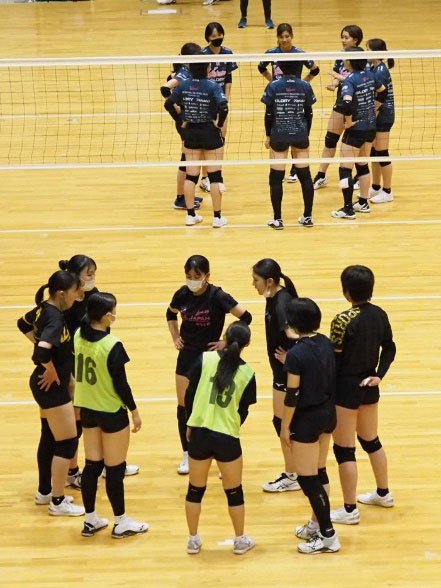 東京女子体育大学・神戸親和女子大学 バレーボール部と練習試合を行いました